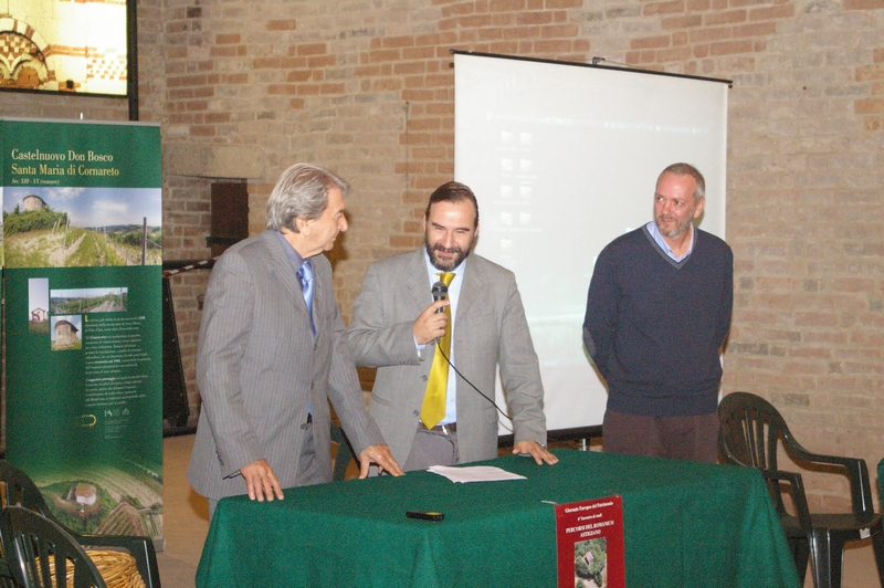 Conclusione del discorso da parte del Prof. Marco Devecchi (Presidente dell Osservatorio del Paesaggio per il Monferrato e l Astigiano) e prosecuzione della cerimonia di consegna del Premio Alfiere del Paesaggio 2012 al fotografo inglese Mark Cooper con l intervento del Prof. Pietro Piccarolo (Presidente dell Accademia di Agricoltura di Torino) (Foto di Franco Correggia).