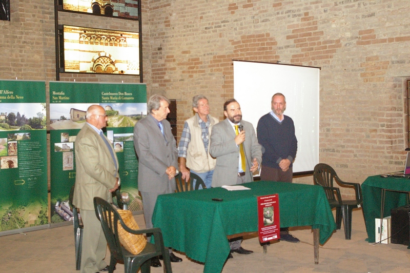 Consegna del Premio Alfiere del Paesaggio 2012 al fotografo inglese Mark Cooper alla presenza del Sig. Luigi Dorella (sx) Alfiere del Paesaggio 2009 e dell Ing. Giuseppe Ratti, Alfiere del Paesaggio 2011 (Foto di Franco Correggia).