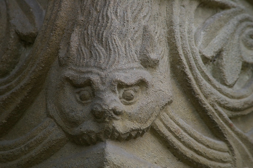 Decoro presente sulla facciata della Canonica di Santa Maria di Vezzolano.