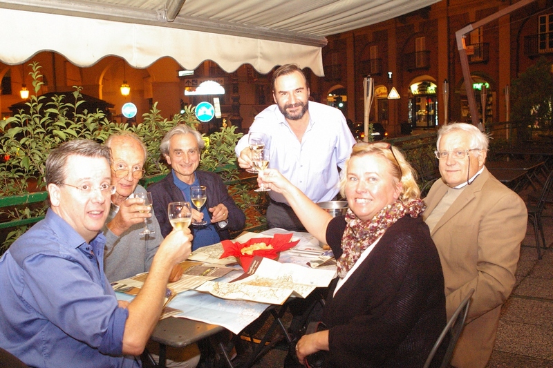 Brindisi di benvenuto da parte dei membri dell Osservatorio del Paesaggio per il Monferrato e l Astigiano ai ricercatori svesesi: Ingrid Sarlov Herlin e Richard Tellstrom. Nella foto: Francsco Garetto, Enrico Ercole, Marco Devecchi e Dario Rei.