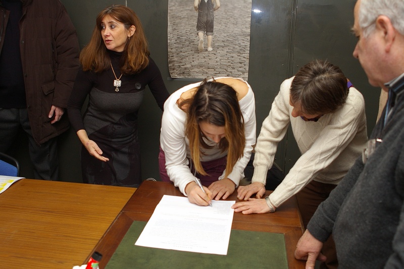 Sottoscrizione del Manifesto-Appello per una illuminazione stradale notturna più sobria da parte di Mussa del Liceo artistico Benedetto Alfieri di Asti.