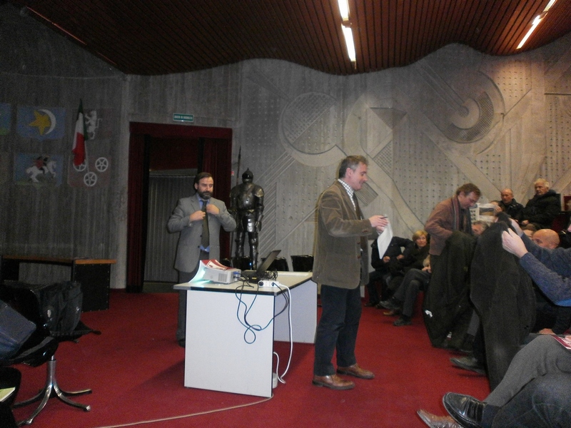 Avvio da parte del Dott. Giorgio Musso, Sindaco del Comune di Castelnuovo Don Bosco, dell incontro pubblico di riflessione sulla possibile esclusione dell intera area del Freisa dalla Candidatura UNESCO dei paesaggi vitivinicoli di Langhe-Roero e Monferrato (Foto di Paolo Debernardi).