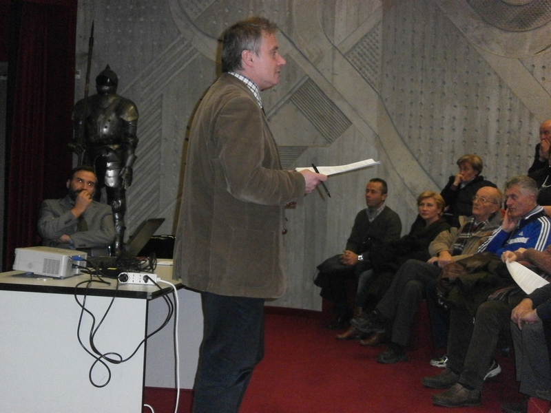 Comunicazione da parte del Dott. Giorgio Musso (Sindaco di Castelnuovo Don Bosco) della possibile esclusione dell intera area del Freisa dalla Candidatura UNESCO e illustrazione della necessità di un azione comune della comunità locale per ribadire con forza le ragioni di un eccellenza viticola e paesaggistica del territorio dell Alto Astigiano (Foto di Paolo Debernardi).