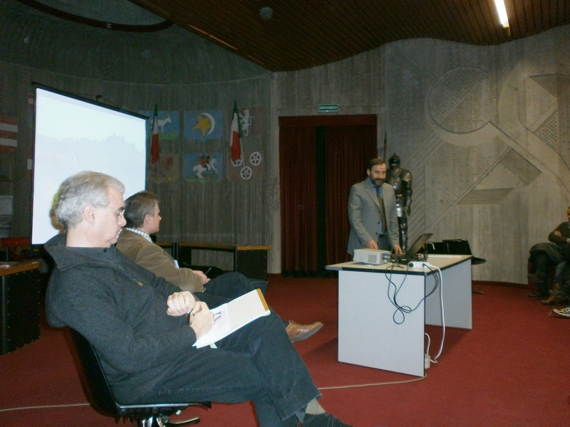 Esame da parte del Prof. Marco Devecchi (Presidente dell Osservatorio del Paesaggio per il Monferrato e l Astigiano) delle peculiarità dei paesaggi dell Alto Astigiano e del valore forte di internazionalità del patrimonio del Romanico astigiano (Foto di Paolo Debernardi).