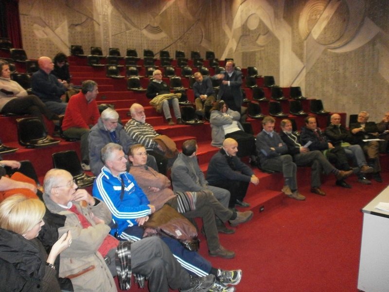 Veduta del folto pubblico presente in sala, tra cui numerosi sindaci, amministratori locali e membri di associazioni varie di volontariato.