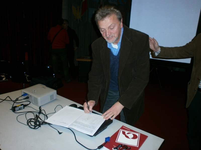 Sottoscrizione della Mozione per il mantenimento dell areale del Freisa nella Candidatura UNESCO da parte del Dott. Eugenio Savio (Presidente della Cantina sociale Terra dei Santi).