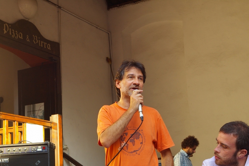 Introduzione di Roberto Zanna, organizzatore e moderatore dell incontro di presentazione del libro di Luca Martinelli "Salviamo il paesaggio" (Foto di Francesco Devecchi).