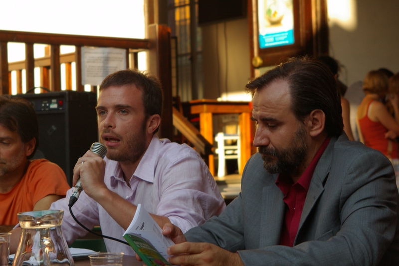 Riflessioni da parte di Luca Martinelli, Autore di "Salviamo il paesaggio. Manuale di strumenti pratici per chi vuole opporsi alla cementificazione"  sulle esperienze concrete ed operative citate nel libro. Al Tavolo dei relatori da (sx): Roberto Zanna, Luca Martinelli e Marco Devecchi (Foto di Francesco Devecchi).