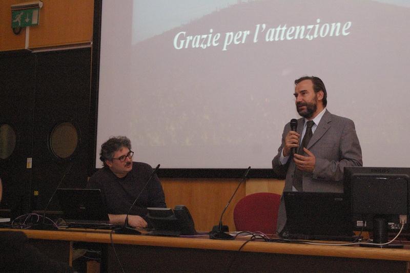 Introduzione all incontro di studio con Tiziano Fratus sul tema alberi e paesaggio presso il Nuseo regionale di Scienze naturali da parte di Marco Devecchi (Presidente dell Osservatorio del Paesaggio per il Monferrato e l Astigiano) (Foto di Franco Correggia).