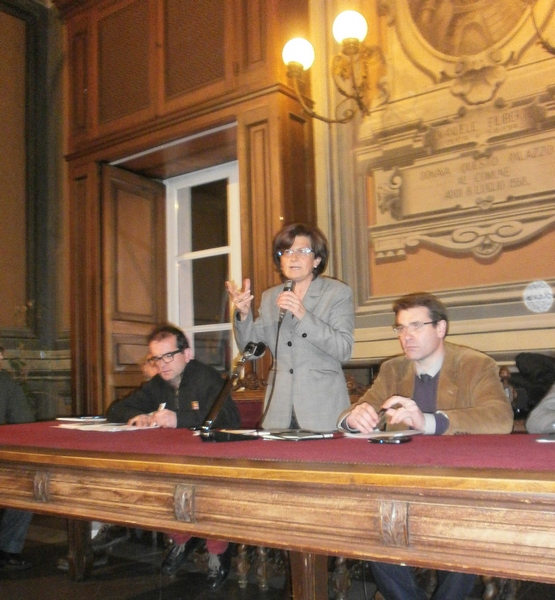 Introduzione all Incontro pubblico su "L Urbanistica partecipata. Il territorio è un bene del Comune o è un bene Comune?" da parte di Anna Bosia (Consigliera Lista Civica Uniti per Asti) [Foto di Dino Barrera].