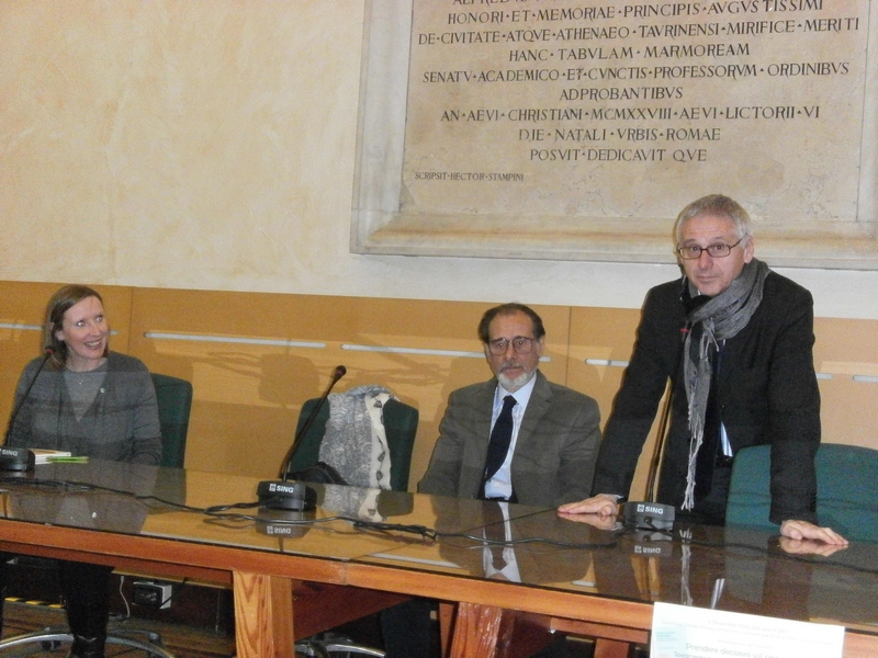 Presentazione del Volume Prendere decisioni sul paesaggio. Sperimentazione interdisciplinare per la gestione del paesaggio viticolo presso la Sala Principi D'Acaja, Palazzo del Rettorato Università degli Studi di Torino.  Al Tavolo dei relatori: da (sx) Dott.ssa Federica Larcher (Curatrice del Volume), Prof. Roberto Gambino (già Ordinario di Urbanistica, Politecnico di Torino) e Prof. Renato Grimaldi (Preside della Facoltà di Scienze della Formazione dell Università di Torino.