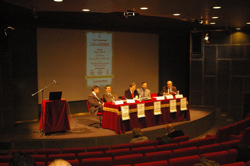 Tavolo dei relatori dell incontro  "Altro Programma"organizzato dalla Nuova provincia di Asti su "Tutelare la qualità della vita; da (sx): Pierangelo Binello (Confartigianato Piemonte), Dott. Claudio Lanfranco (Medico ASL di Asti), Dott. Flavio Duretto (Direttore della Nuova Provincia di Asti), Prof. Marco Devecchi n(Presidente dell Osservatorio del Paesaggio per il Monferrato e l Astigiano) e Dott. Beppe Rovera (Giornalista RAI) (Foto di Cristina Mortara).