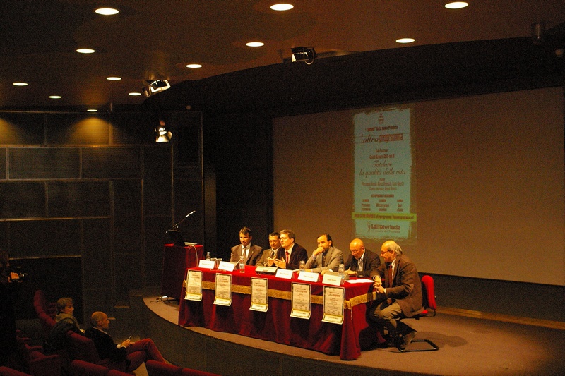 Tavolo dei relatori dell incontro  "Altro Programma"organizzato dalla Nuova provincia di Asti su "Tutelare la qualità della vita" e moderato dal Direttore, Dott. Flavio Duretto. Da (sx): Pierangelo Binello (Confartigianato Piemonte), Dott. Claudio Lanfranco (Medico ASL di Asti), Dott. Flavio Duretto (Direttore della Nuova Provincia di Asti), Prof. Marco Devecchi n(Presidente dell Osservatorio del Paesaggio per il Monferrato e l Astigiano), Dott. Flavio Duretto (Direttore ARPA di Asti) e Dott. Beppe Rovera (Giornalista RAI) (Foto di Cristina Mortara).