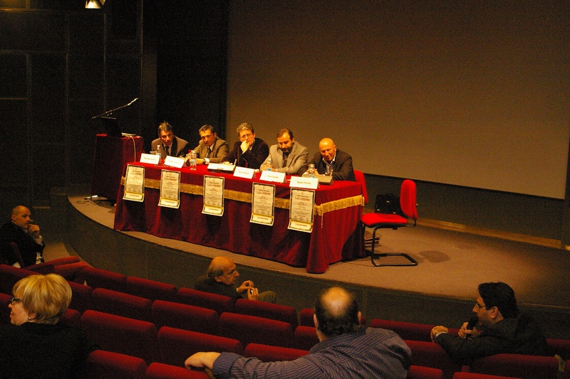 Domanda del Candidato sindaco, Diego Zavattaro, ai relatori dell incontro  "Altro Programma" su "Tutelare la qualità della vita (Foto di Cristina Mortara).