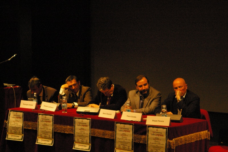 Tavolo dei relatori dell incontro  "Altro Programma"organizzato dalla Nuova provincia di Asti su "Tutelare la qualità della vita; da (sx): Pierangelo Binello (Confartigianato Piemonte), Dott. Claudio Lanfranco (Medico ASL di Asti), Dott. Flavio Duretto (Direttore della Nuova Provincia di Asti), Prof. Marco Devecchi n(Presidente dell Osservatorio del Paesaggio per il Monferrato e l Astigiano), Dott. Flavio Duretto (Direttore ARPA di Asti) e Dott. Beppe Rovera (Giornalista RAI) (Foto di Cristina Mortara).