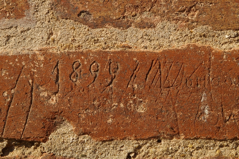 Date incise sui muri della cittadella di Alessandria. 1899.