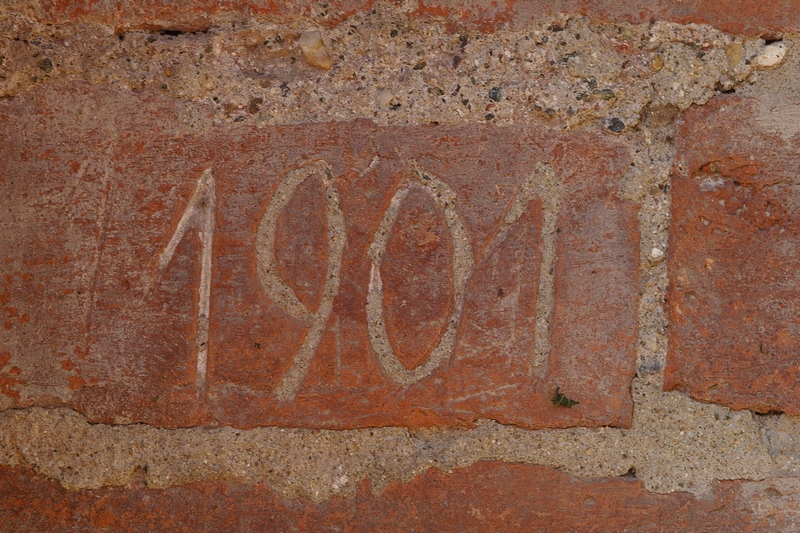 Date incise sui muri della cittadella di Alessandria. 1901.