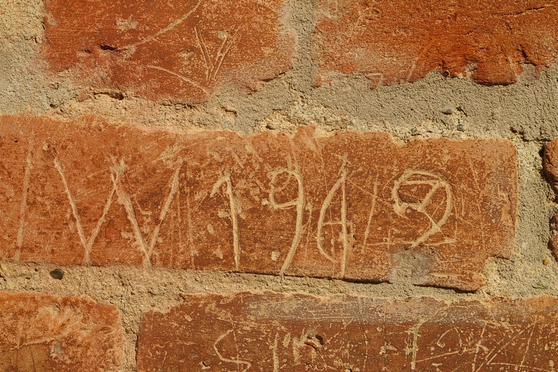 Date incise sui muri della cittadella di Alessandria.W 1942.