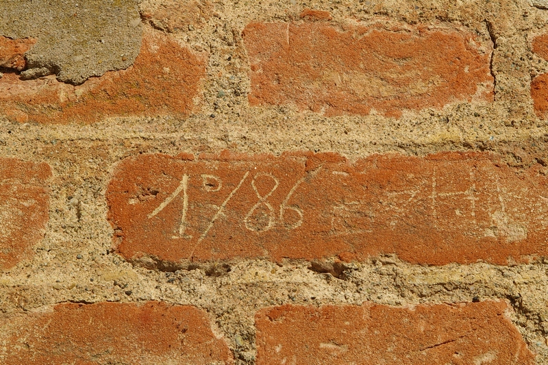 Date incise sui muri della cittadella di Alessandria.1°/86.