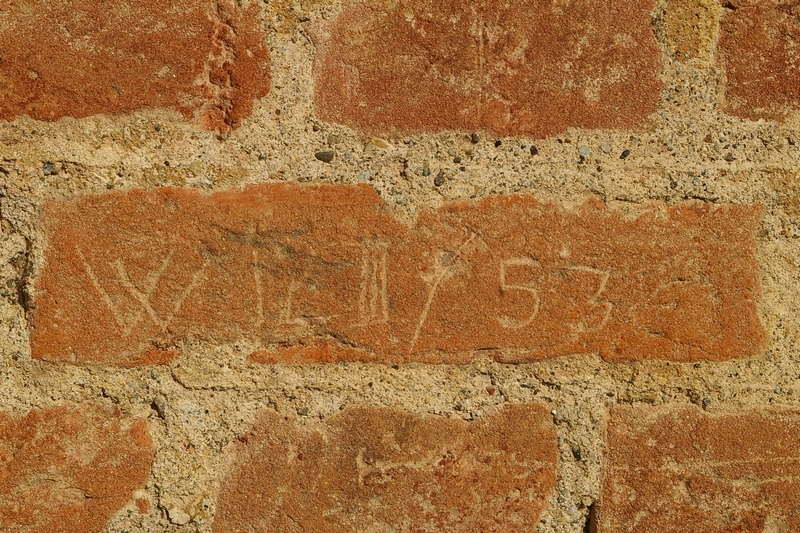 Date incise sui muri della cittadella di Alessandria.W il III/53.