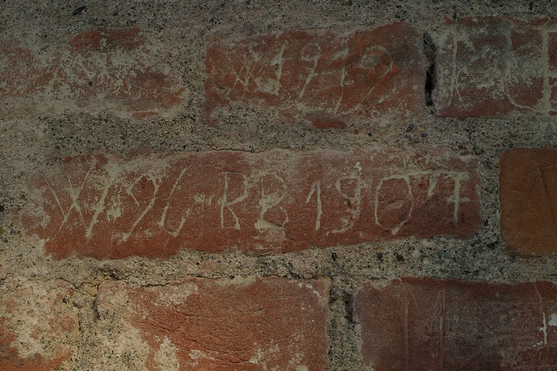 Date incise sui muri della cittadella di Alessandria. W 96  RB  1907.