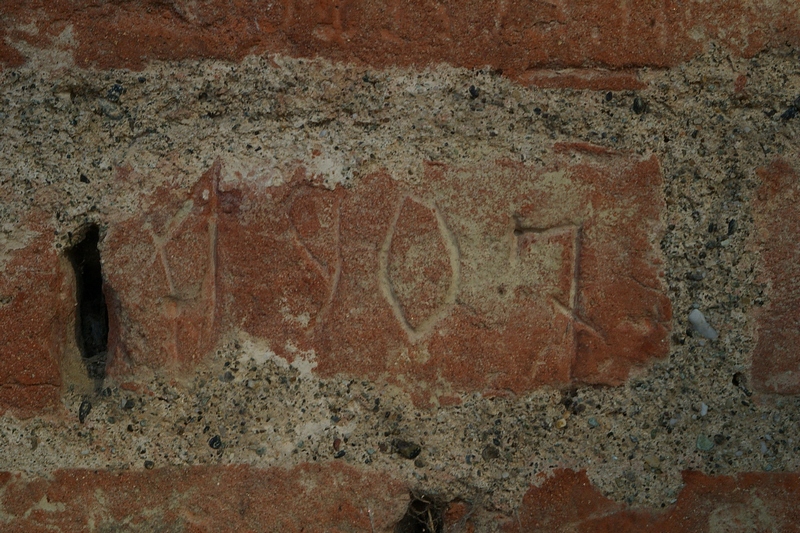 Date incise sui muri della cittadella di Alessandria.W 1907.