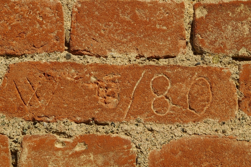 Date incise sui muri della cittadella di Alessandria. 1980. W 6 / 80.