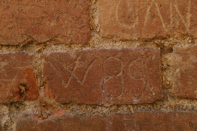Date incise sui muri della cittadella di Alessandria.1889.  W 89.