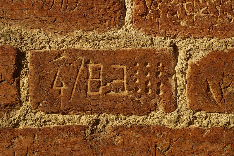 Date incise sui muri della cittadella di Alessandria. 1983.  4 / 83.