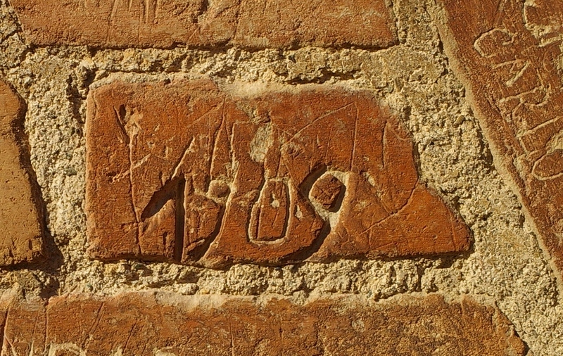 Date incise sui muri della cittadella di Alessandria. 1909. 