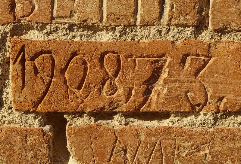 Date incise sui muri della cittadella di Alessandria. 1908.  1908 / 3.