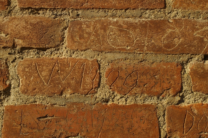 Date incise sui muri della cittadella di Alessandria. 1909.  W 1909.