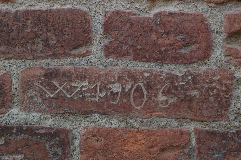 Date incise sui muri della cittadella di Alessandria. 1906.  W 1906.