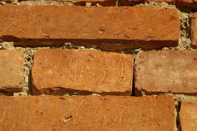 Date incise sui muri della cittadella di Alessandria. 1939. W III 39.