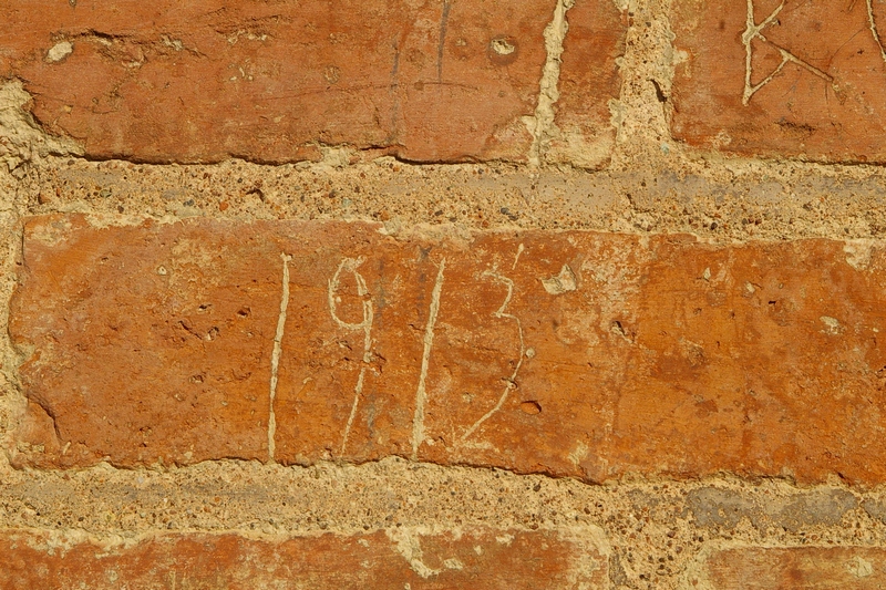Date incise sui muri della cittadella di Alessandria. 1913.