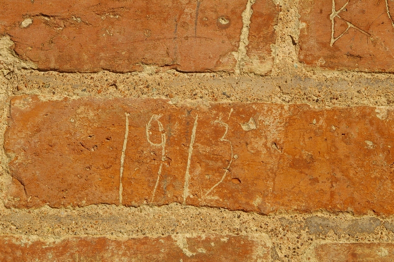 Date incise sui muri della cittadella di Alessandria. 1913.