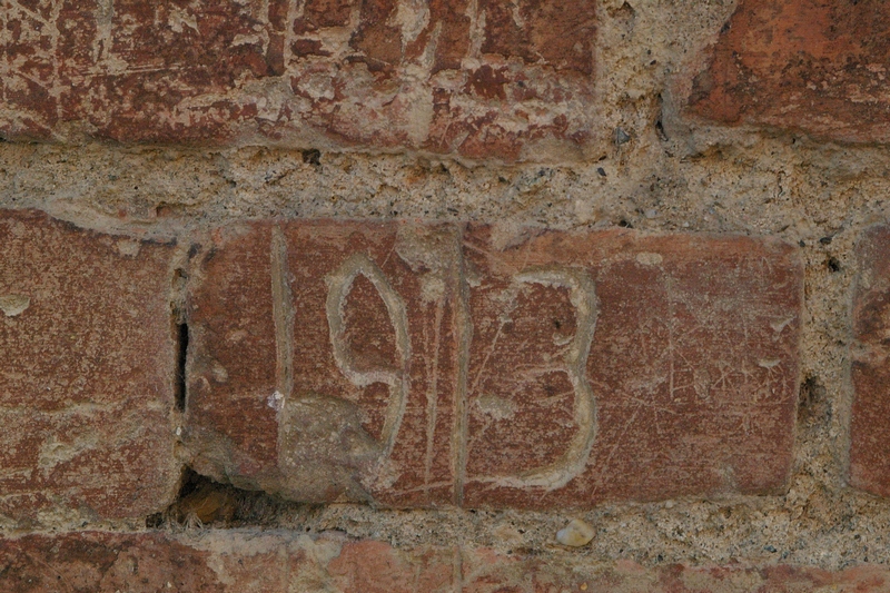 Date incise sui muri della cittadella di Alessandria. 1913.
