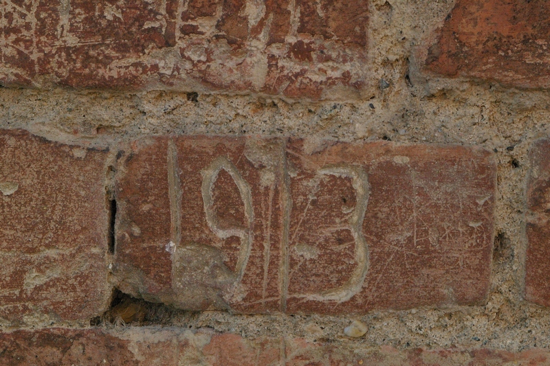 Date incise sui muri della cittadella di Alessandria. 1913.