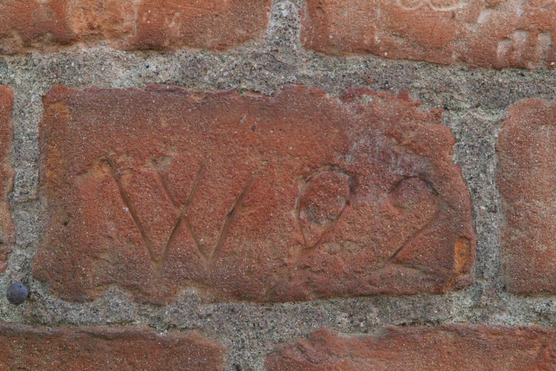 Date incise sui muri della cittadella di Alessandria.1902. W 02.