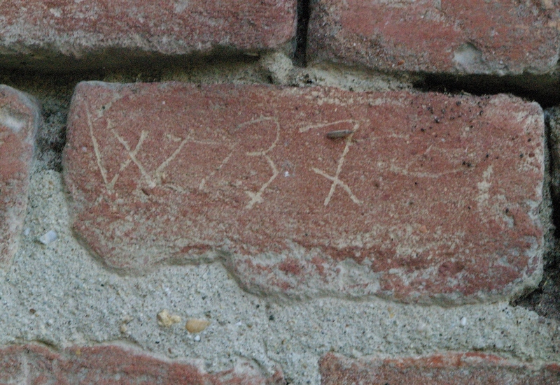Date incise sui muri della cittadella di Alessandria.1937. W 37.