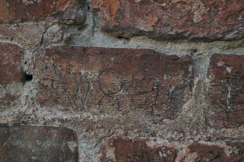 Date incise sui muri della cittadella di Alessandria. 1889.  W 89.