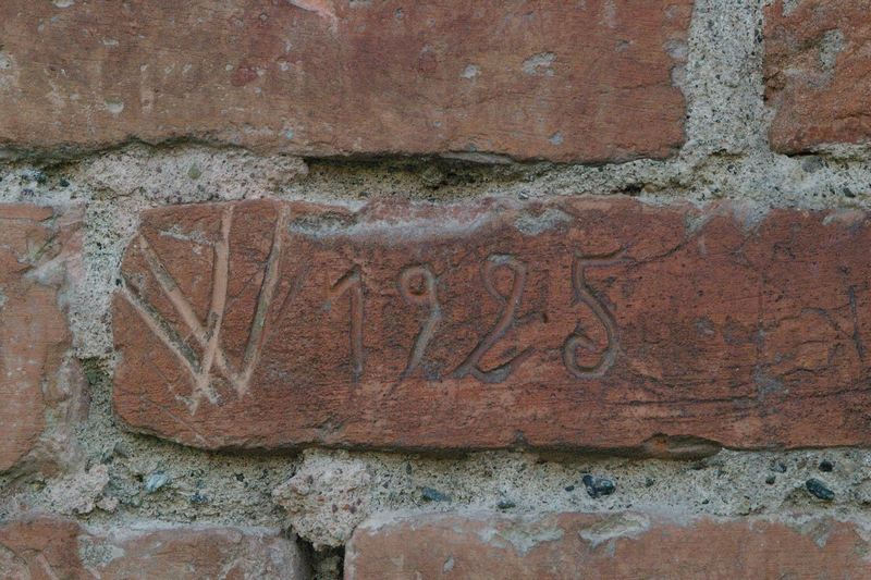 Date incise sui muri della cittadella di Alessandria. 1925. W 1925.