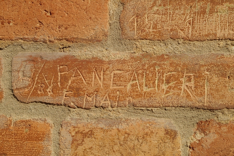 Nomi di località incise sui muri della Cittadella di Alessandria. 1936.  8/36V PANCALIERI F. MAI.