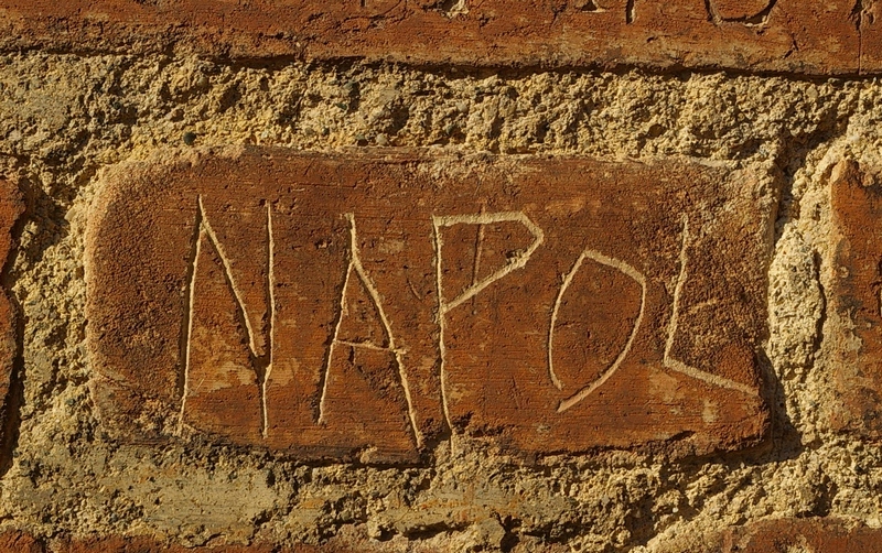 Nomi di località incise sui muri della Cittadella di Alessandria. "NAPOLI".