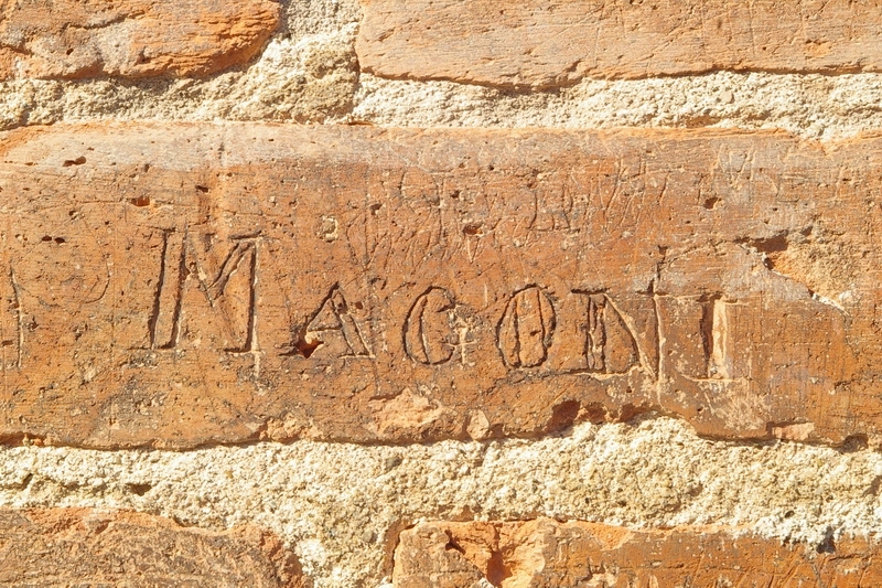 Nomi di persone incisi sui muri della Cittadella di Alessandria. MACONI.