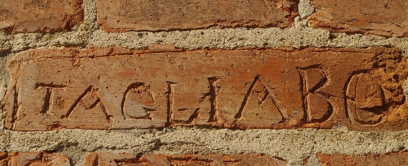 Nomi di persone incisi sui muri della Cittadella di Alessandria. TAGLIABO.