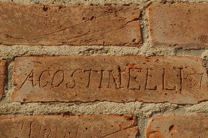 Nomi di persone incisi sui muri della Cittadella di Alessandria. AGOSTINELLI.