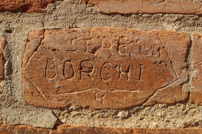 Nomi di persone incisi sui muri della Cittadella di Alessandria. SERG. 1921 BORGHI Q.