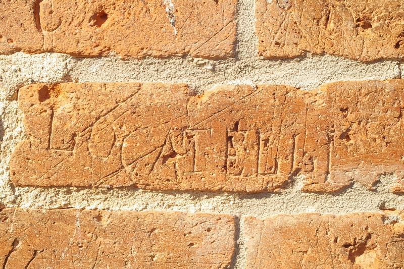 Nomi di persone incisi sui muri della Cittadella di Alessandria. LOCATELLI.