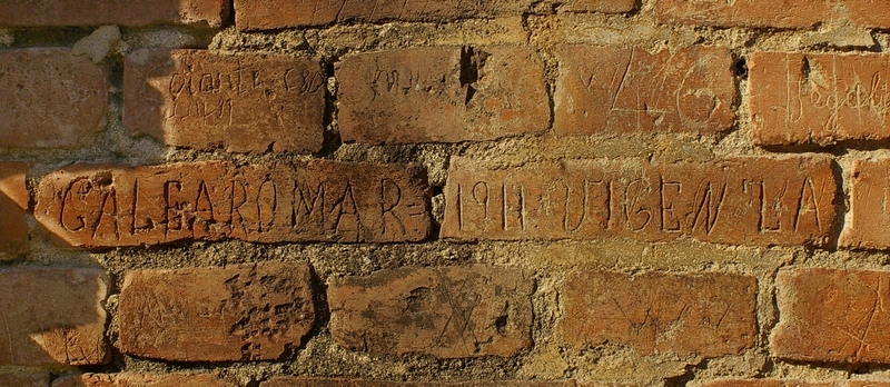 Nomi di persone incisi sui muri della Cittadella di Alessandria.  Galearo Mar = 1911 Vicenza